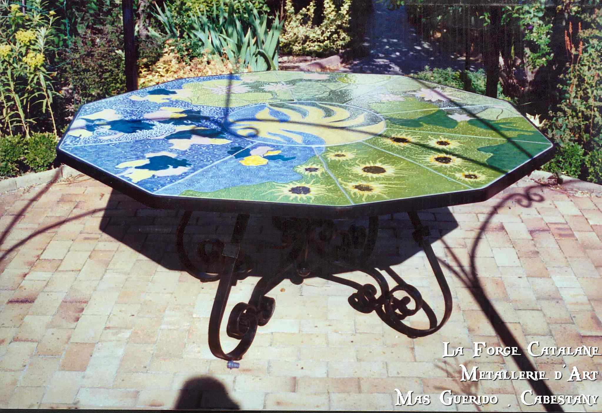 table en fer pied volutes mozaique sur plateau  forge catalane.jpg